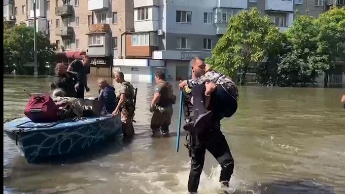 Ukrajinci se evakuují ze zaplavených vesnic po protržení Kachovské přehrady