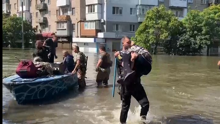 "Vybuchlo to nad hlavou." Na muže při povodni v Chersonu hodili Rusové dva granáty