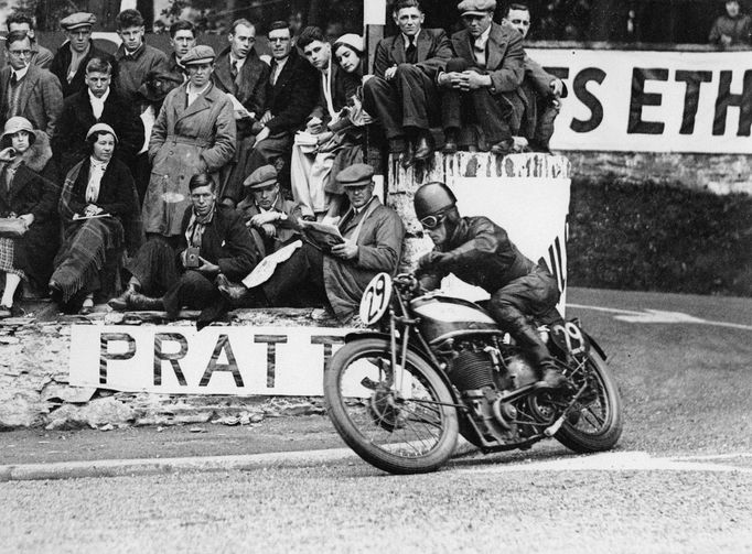 Motocyklový závod Tourist Trophy se jezdí na šedesátikilometrovém okruhu Snaefell Mountain Course na britském ostrově Man.