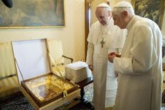 Bývalý papež cítí úlevu, že nemusí stát v čele církve