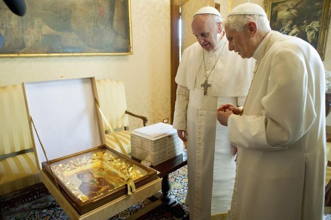 Papež František a papež Benedikt XVI. si vyměňují při osobní schůzce dary