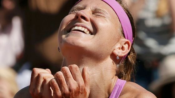 Tenisové French Open je za námi. Přineslo spoustu zajímavých příběhů, projděte si desítku těch největších v naší galerii.