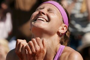 Lucie Šfářová v semifinále French Open 2015 proti Aně Ivanovičové