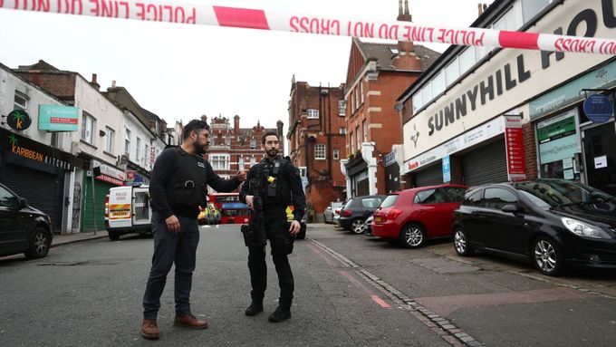 Britští policisté uzavřeli místo útoku v londýnském Streathamu.