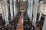 7. 11. - Papež Benedikt XVI. v neděli posvětil světoznámý barcelonský chrám Sagrada Família (Svatá rodina) architekta Antoni Gaudího. Více informací o vysvěcení chrámu po 128 letech najdete - zde