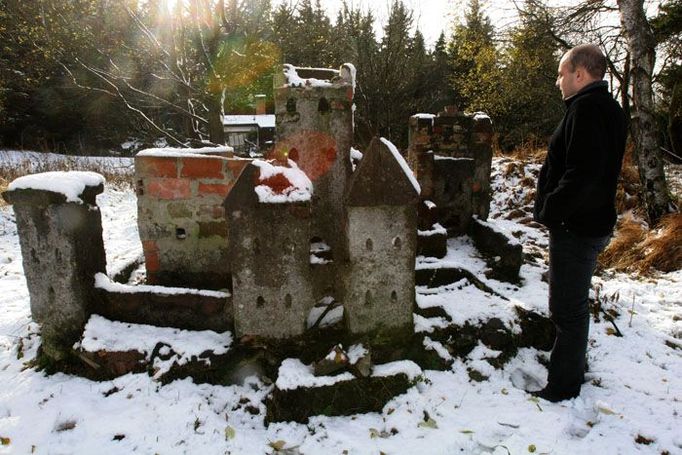 Velitel na Rovnosti byl sadista. Týral a nesmyslně šikanoval vězně, zvláště politické. Nosil s sebou tenký řetízek, kterým tloukl vězně přes prsty. Často nechával vězně stát před okny svého velitelského baráku až do úplného vysílení. Byl malý a navíc se jmenoval Paleček. Svůj handicap těžce nesl a trpěl pocitem méněcennosti, který zastíral svým sadismem. Velmi krutě pronásledoval svědky Jehovovy, kteří v souladu se svou vírou odmítali těžit materiál sloužící k výrobě atomové bomby.