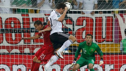 Mário Goméz střílí gól během utkání Německa s Portugalskem v základní skupině B na Euru 2012.
