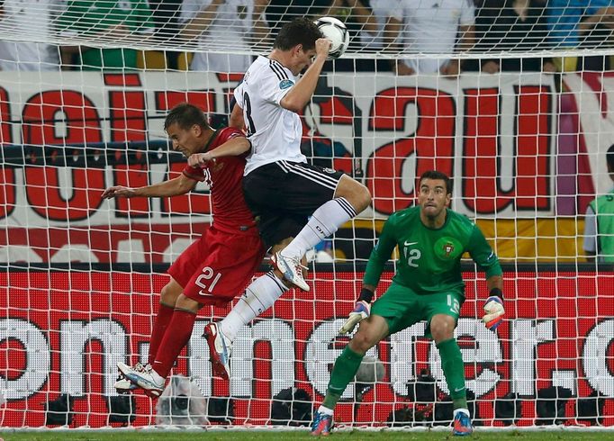 Mário Goméz střílí gól během utkání Německa s Portugalskem v základní skupině B na Euru 2012.