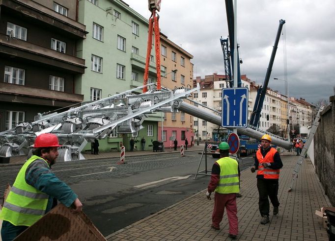 Začátek akce. Rušná ulice je uzavřena a stožár s umělým osvětlením se již za pomocí jeřábu pomalu zvedá výš...