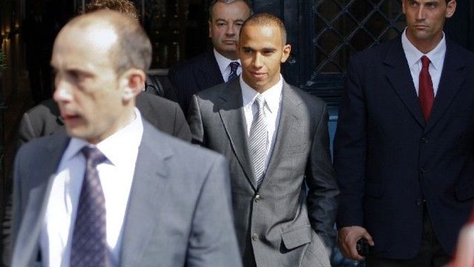 Lewis Hamilton opouští jednání Odvolacího soudu FIA v Paříži.