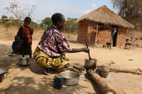 Obrazem: Chýše bez vody a elektřiny. Jak se žije v obří uprchlické osadě v Zambii
