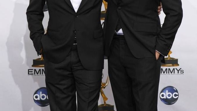 Herci John Slattery (vlevo) a Jon Hamm ze seriálu Mad Men pózují fotografům poté, co seriál vyhrál Emmy mezi komediálními seriály.