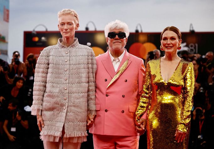 Tilda Swinton, režisér Pedro Almodóvar a Julianne Moore na benátském festivalu.