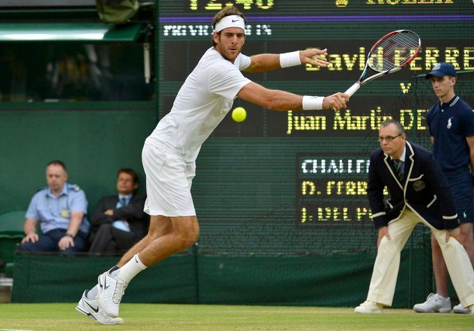 Argentinský tenista Juan-Martín Del Potro vrací míček na Španěla Davida Ferrera během osmifinále Wimbledonu 2012.