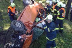 Muž strhl expřítelkyni volant, chtěl je oba zabít