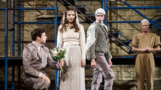 Ivan Lupták, Sara Sandeva, Jan Cina a Barbora Bočková v inscenaci Othello.