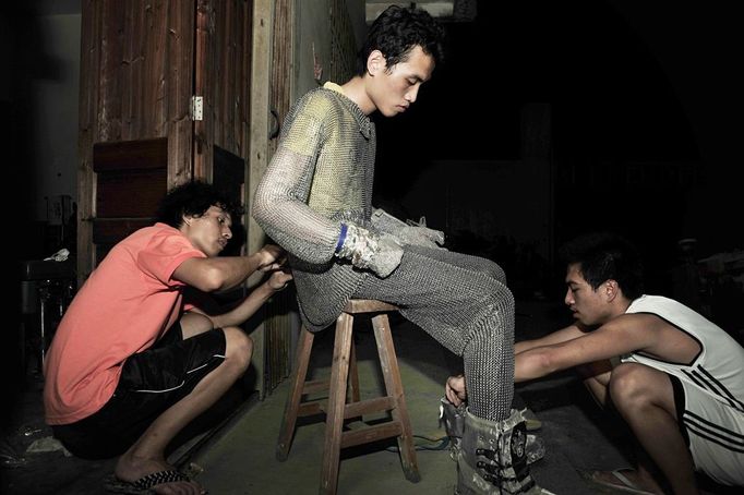 Performing With Lightning CHANGLE, CHINA - AUGUST 11: (CHINA OUT) Wang Zengxiang and his friends ensure the protective clothing is fitted correctly in order to protect guitarist from the extremely high voltage electric prior to a stunt performance on August 11, 2012 in Changle, Fujian Province of China. Wang Zengxiang, one of the craziest fans of the Tesla coil stunt, has dedicated himself in the daredevil career for a decade. He is now the leader of a band of four. A Tesla coil is an electrical resonant transformer circuit invented by Nikola Tesla around 1891. The transformer produces high voltage at high frequencies, which acts as a giant lightning machine, and creates long bolts of electricity. Shielded by protective clothing, the performer is insulated from the electricity current which dissipates through the ground. ( automatický překlad do češtiny )