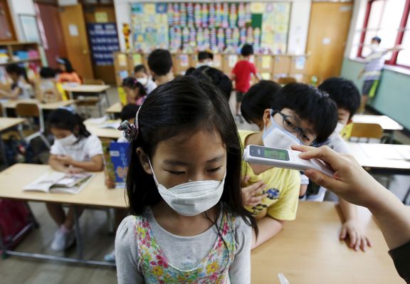 Žáci v základní škole v jihokorejské metropoli Soulu nosí ze strachu z nákazy roušky přes obličej.