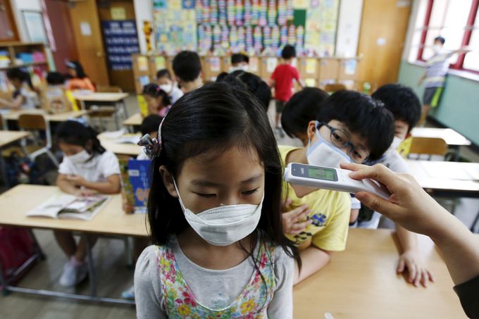 Žáci v základní škole v jihokorejské metropoli Soulu nosí ze strachu z nákazy roušky přes obličej.