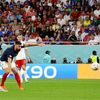 Olivier Giroud dává gól v osmifinále MS 2022 Francie - Polsko