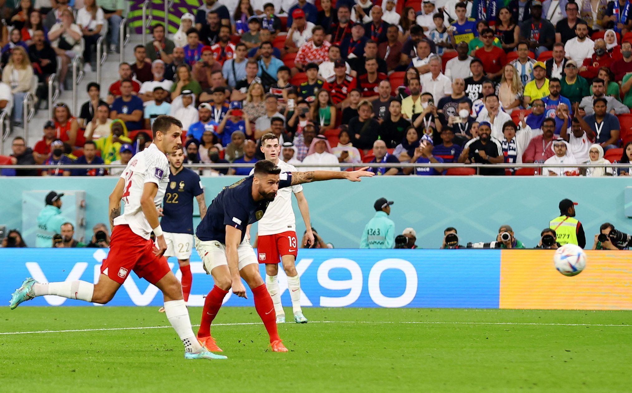 Olivier Giroud dává gól v osmifinále MS 2022 Francie - Polsko