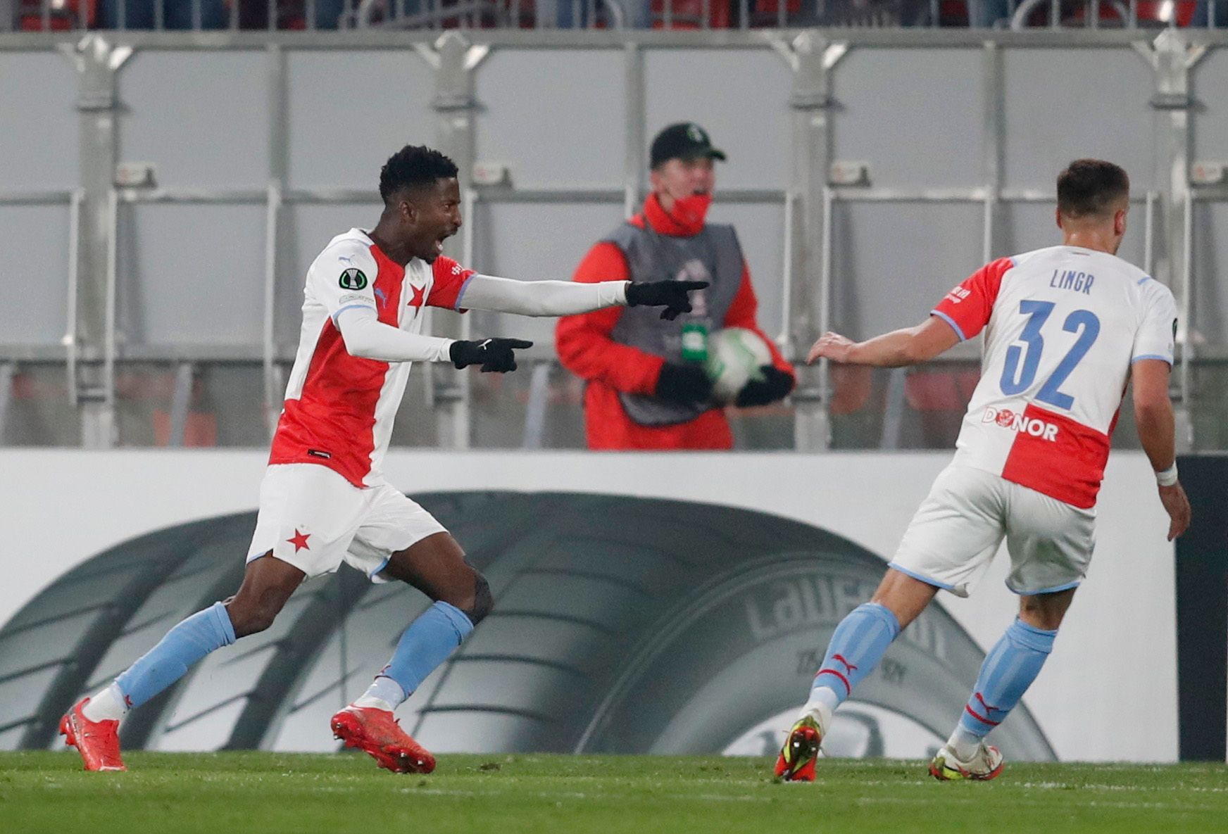 Peter Olayinka slaví gól v zápase EL Slavia - Feyenoord