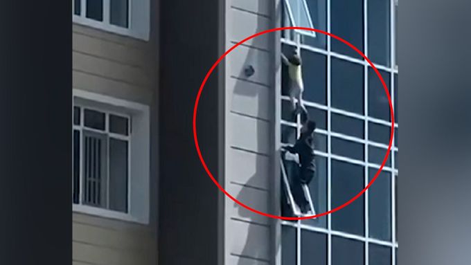 Sabit Šontakbajev si minulý týden na cestě do práce všiml, jak z okna v osmém patře visí batole.