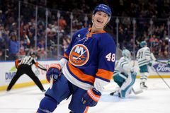 "Je šílené, co předvádí." Nejmladší hráč NHL připomněl zapadlý rekord české hvězdy