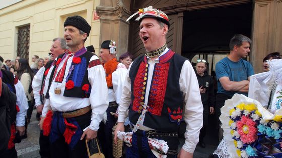 Místopředseda sněmovny Petr Gazdík si v kroji s jízdou králů zanotoval několik písniček ze Slovácka, odkud pochází.