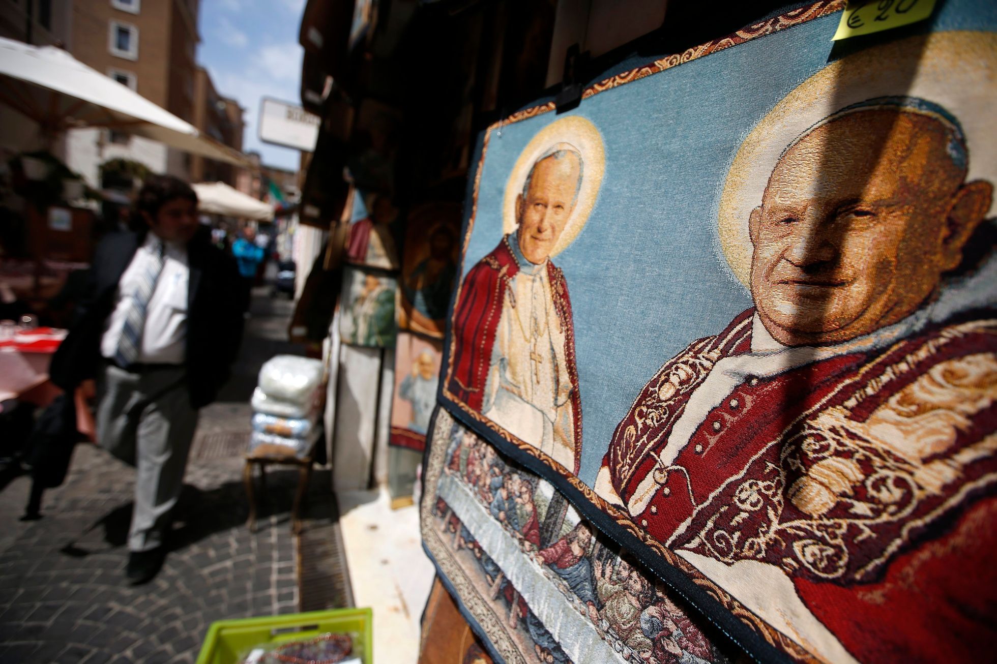 Papežové Jan XXIII. a Jan Pavel II. na tapisérii