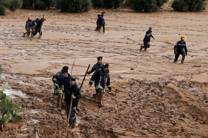 Dobrovolní záchranáři hledají ztracené lidi ve městě Madaba poblíž Ammánu v Jordánsku.