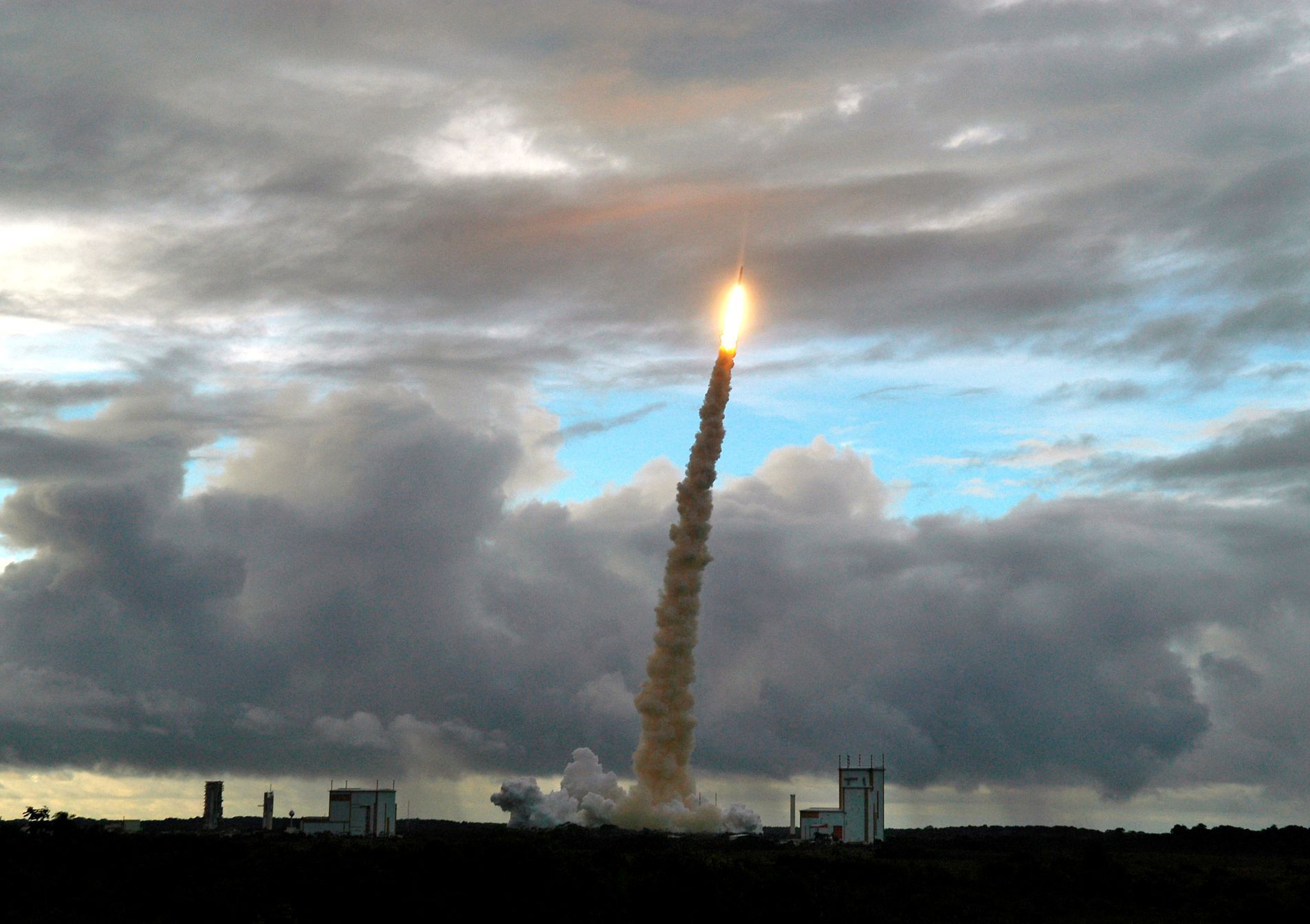 Start Ariane-5 ECA z rampy v Kourou ve Francouzské Guyaně.