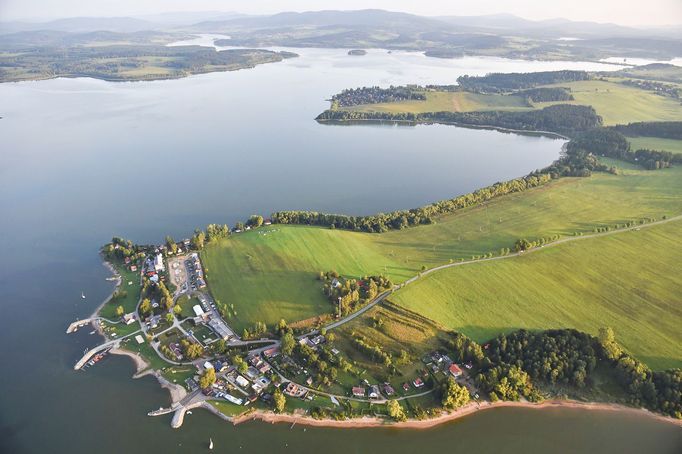 Letecký pohled na část plochy vodní nádrže Lipno. Snímek z roku 2017.