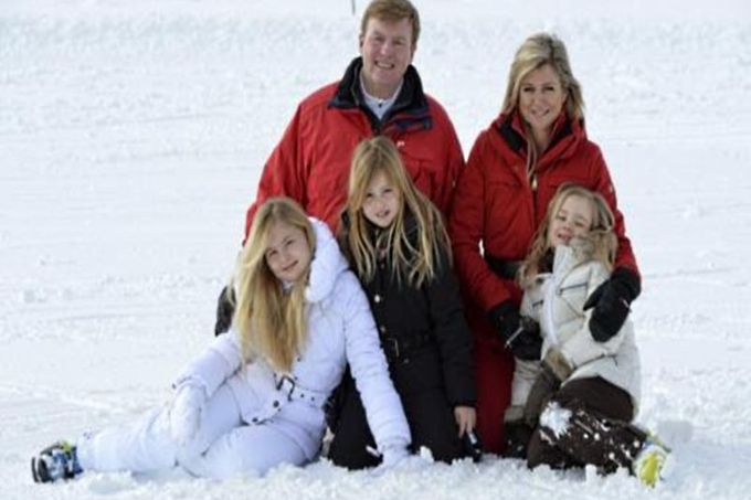 Nizozemský král Willem-Alexander na rodinné lyžařské dovolené v Rakousku.