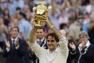 Švýcarský tenista Roger Federer se raduje z vítězství v utkání s Britem Andym Murraym ve finále Wimbledonu 2012.