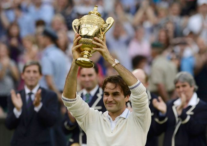 Švýcarský tenista Roger Federer se raduje z vítězství v utkání s Britem Andym Murraym ve finále Wimbledonu 2012.