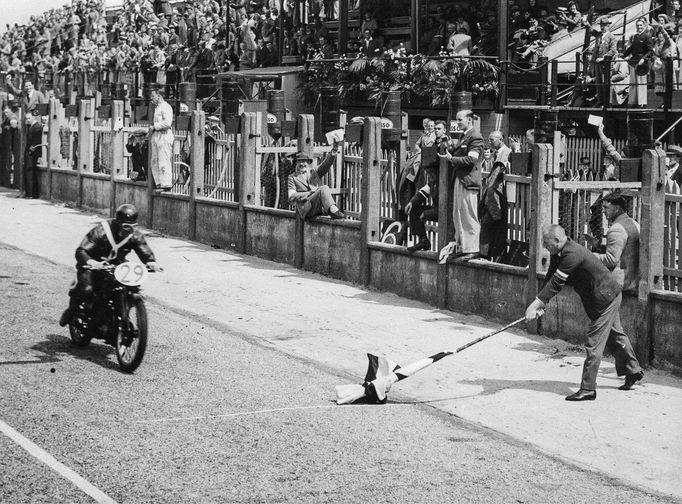 Motocyklový závod Tourist Trophy se jezdí na šedesátikilometrovém okruhu Snaefell Mountain Course na britském ostrově Man.