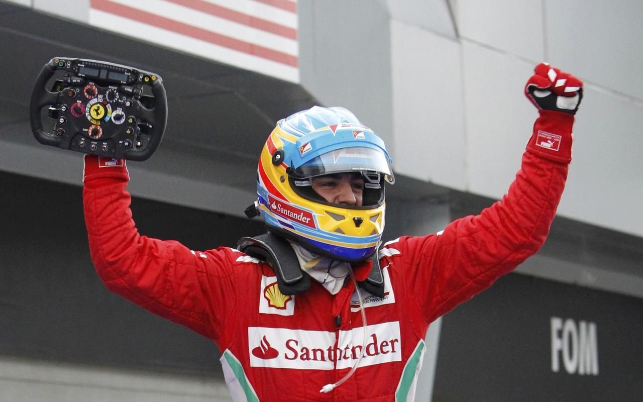 Alonso slaví vítězství v Malajsii
