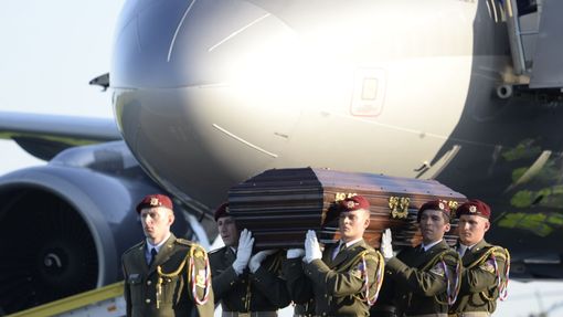 Vojáci nesou rakev s ostatky kardinála Berana po přistání v Praze.
