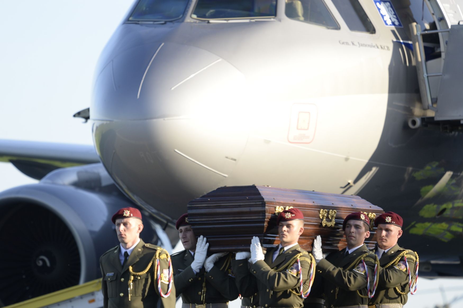 Vojáci nesou rakev s ostatky kardinála Berana po přistání v Praze.
