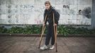 Při zásahu proti demonstrantům zbili policisté i 18letého Alexandra Lauberta, který vyvázl se zlomeným kolenem. Dav ho málem ušlapal.