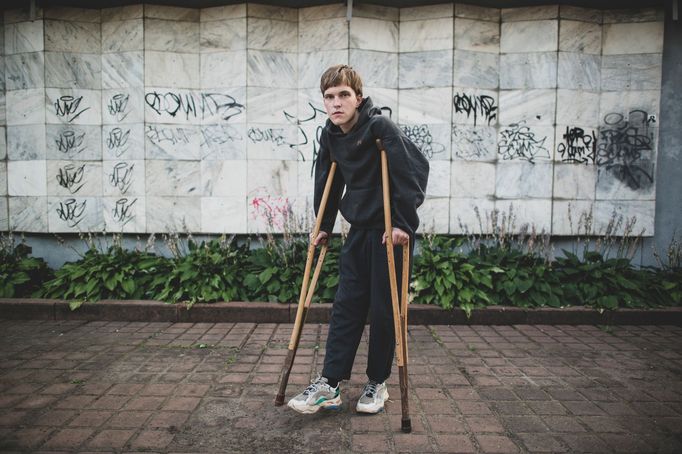 Při zásahu proti demonstrantům zbili policisté i 18letého Alexandra Lauberta, který vyvázl se zlomeným kolenem. Dav ho málem ušlapal.