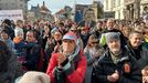 Demonstrace proti Petru Macinkovi na Hradčanském náměstí.