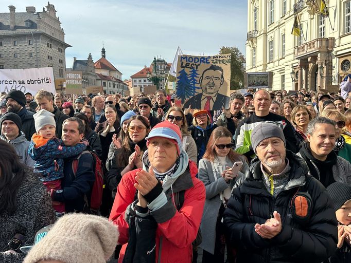Demonstrace proti Petru Macinkovi na Hradčanském náměstí.