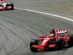 Evropa - Velká cena Evropy (ve Valencii) a Brazilec Felipe Massa s Ferrari vede po startu Velké ceny Evropy před Lewisem Hamiltonem.