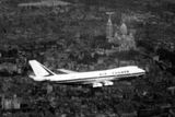Jumbo se odlepilo od země až krátce před druhou hodinou ranní newyorského času - v době, kdy mělo podle letového řádu přistávat v Londýně. Dráhy letiště Heathrow se 18 kol mohutného podvozku dotklo ve čtvrt na tři odpoledne místního času, oproti do té doby používaným letounům ušetřili cestující přibližně 20 minut. Na snímku z 21. května 1970 vidíte let Boeingu 747 nad Paříží.