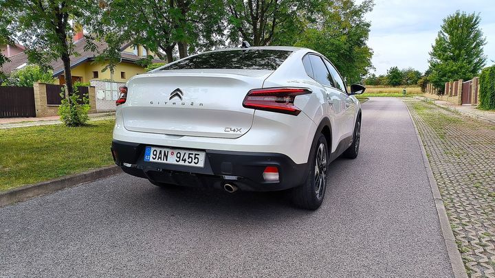 Sedan žije. Citroën s písmenkem X okouzlí spotřebou a komfortem, s cenou jak kdy