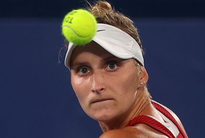 Markéta Vondroušová ve finále OH 2020 proti Belindě Bencicové