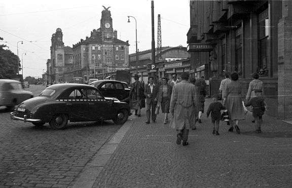 Škoda 1200 jako taxík v roce 1956 nedaleko hlavního nádraží.