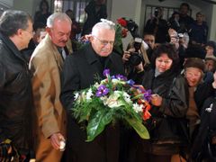 Prezident Václav Klaus přinesl na Národní třídu květinu, šéf Senátu Přemysl Sobotka (ODS) svírá svíčku.